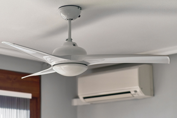 imge of ceiling fan and ductless hvac system in winter