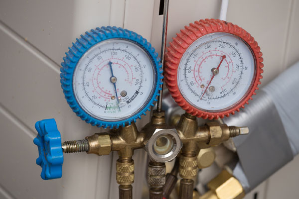 image of manometer measuring heat pump refrigerant pressure