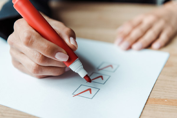 image of homeowner making checklist depicting what to look for and ductwork replacement