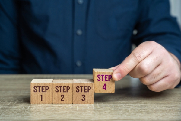 step 1-4 on wooden cube depicting air conditioner installation steps